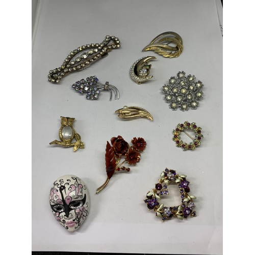 590 - A QUANTITY OF BROOCHES