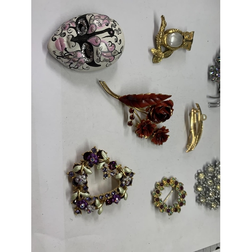 590 - A QUANTITY OF BROOCHES