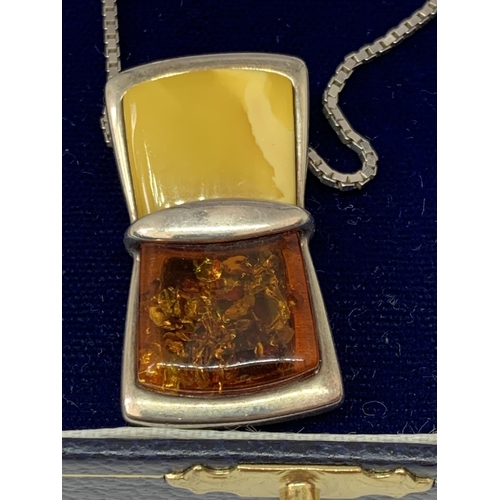 592 - A SILVER AND AMBER NECKLACE IN A PRESENTATION BOX