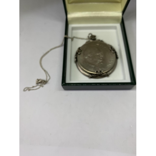 597 - A SILVER CHURCHILL NECKLACE IN A PRESENTATION BOX