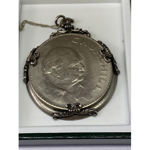 597 - A SILVER CHURCHILL NECKLACE IN A PRESENTATION BOX