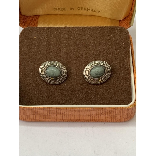 600 - A PAIR OF SILVER CUFFLINKS IN A PRESENTATION BOX