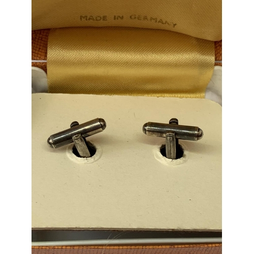 600 - A PAIR OF SILVER CUFFLINKS IN A PRESENTATION BOX