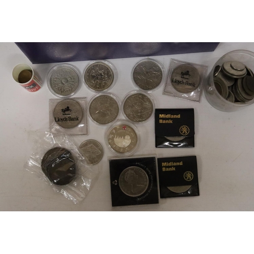 334 - A BOX OF MIXED UK COINAGE QV – QE11, INCLUDES COINS FROM 1/4D TO 2/6D PLUS 4 UNIDENTIFIED LARGE OLD ... 