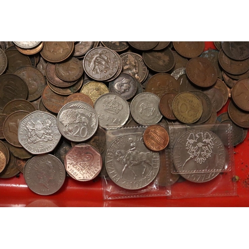 401 - AN ASSORTMENT OF MIXED BRITISH AND FOREIGN COINS AND NOTES TO INCLUDE HALF PENNIES, THREE PENCE, US ... 