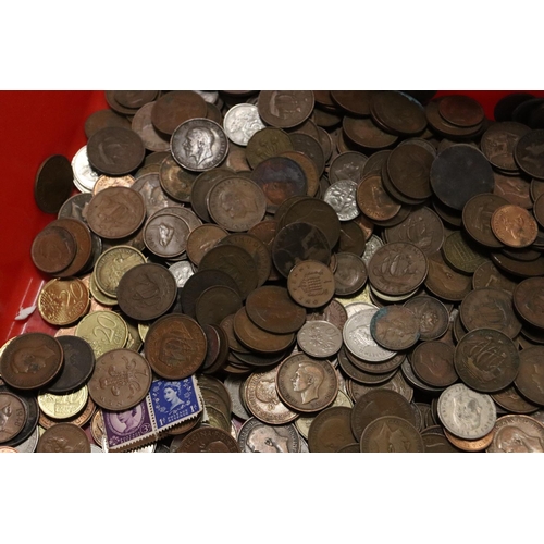 401 - AN ASSORTMENT OF MIXED BRITISH AND FOREIGN COINS AND NOTES TO INCLUDE HALF PENNIES, THREE PENCE, US ... 