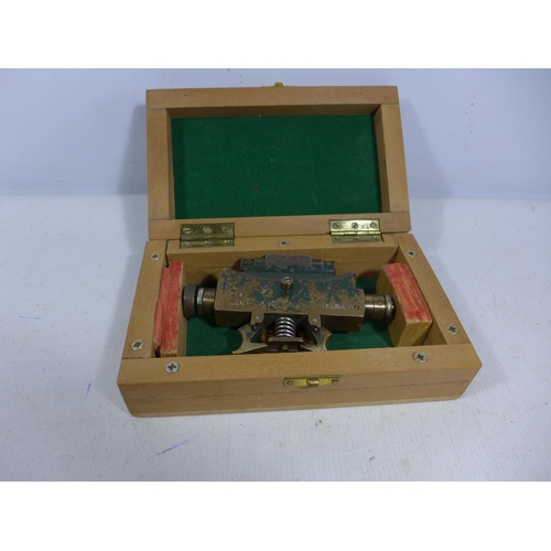 438 - A CASED WORLD WAR II CLINOMETER SIGHT (MARK IV), DATED 1940