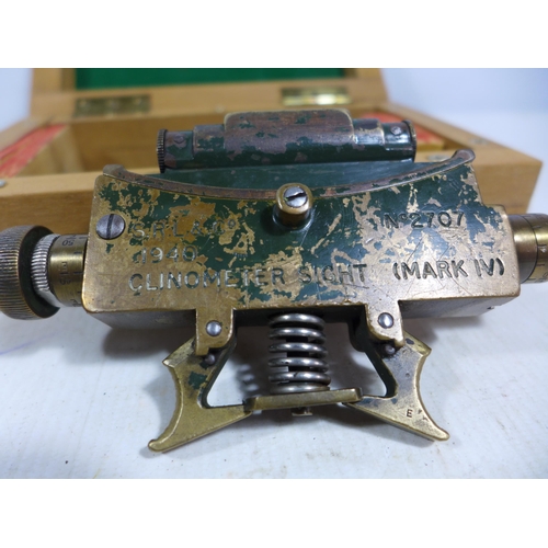 438 - A CASED WORLD WAR II CLINOMETER SIGHT (MARK IV), DATED 1940