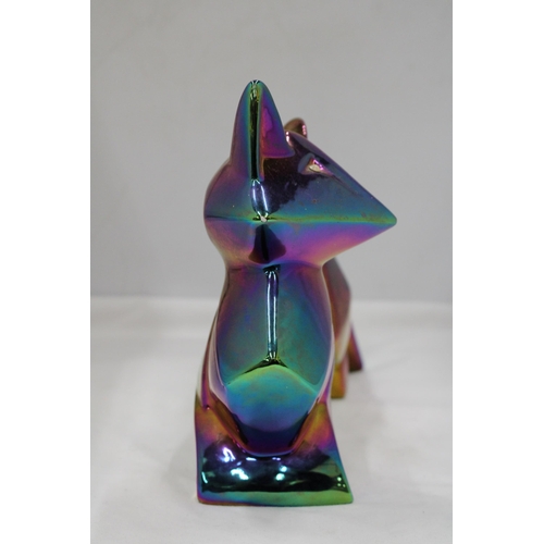 105 - AN UNUSUAL GEODESIC IRIDESCENT FOX, HEIGHT 19CM, LENGTH 34CM