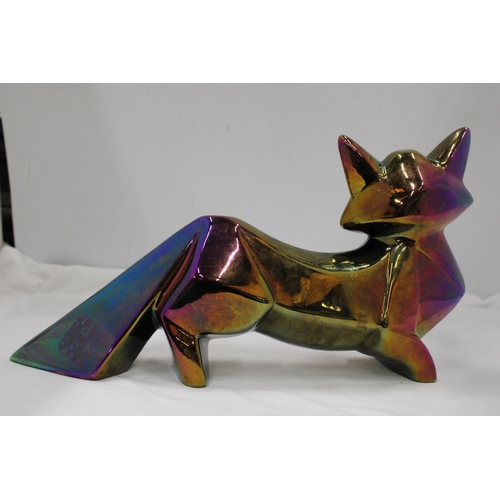 105 - AN UNUSUAL GEODESIC IRIDESCENT FOX, HEIGHT 19CM, LENGTH 34CM