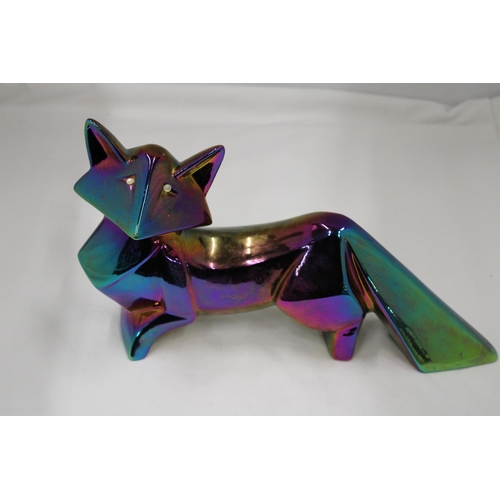 105 - AN UNUSUAL GEODESIC IRIDESCENT FOX, HEIGHT 19CM, LENGTH 34CM