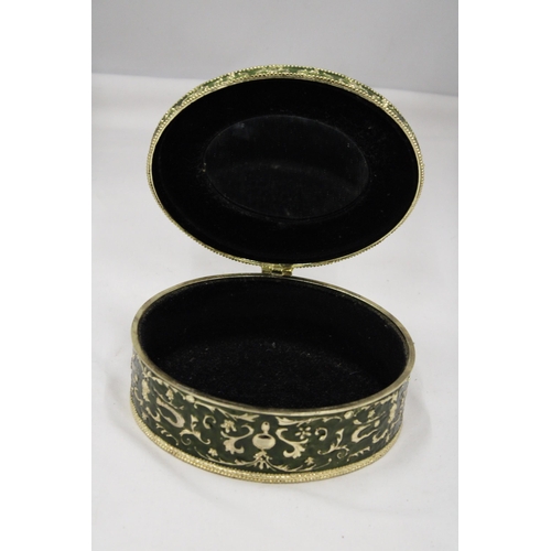 110 - A GREEN ENAMELLED KEEPSAKE/JEWELLERY BOX WITH A JEWELLED FRONG ON THE LID, HEIGHT 8CM, DIAMETER, 16C... 