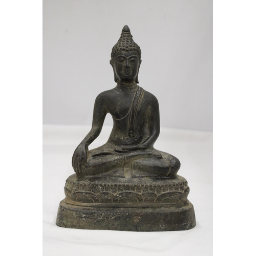 111 - A VERY HEAVY (POSSIBLY BRONZE) METAL BUDDAH, HEIGHT 22CM