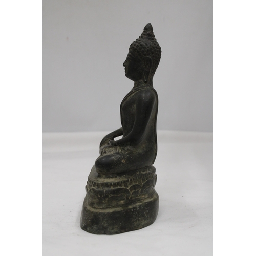 111 - A VERY HEAVY (POSSIBLY BRONZE) METAL BUDDAH, HEIGHT 22CM