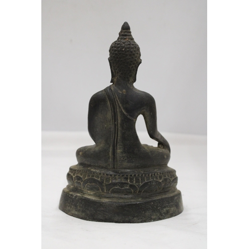 111 - A VERY HEAVY (POSSIBLY BRONZE) METAL BUDDAH, HEIGHT 22CM