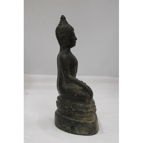 111 - A VERY HEAVY (POSSIBLY BRONZE) METAL BUDDAH, HEIGHT 22CM