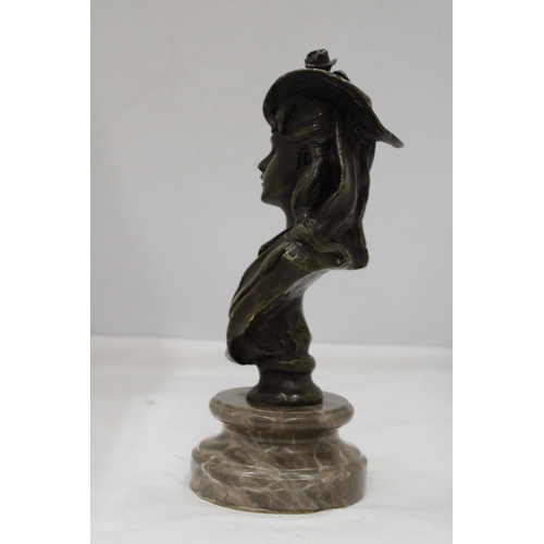 115 - A BRONZE ART NOUVEAU BUST OF A LADY ON A MARBLE PLINTH, HEIGHT 26CM