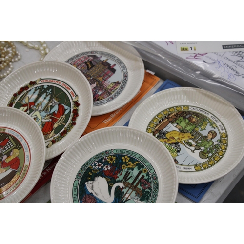 122 - A COLLECTION OF VINTAGE WEDGWOOD, CHILDREN'S STORY PLATES WITH BOOKLETS - 13 IN TOTAL