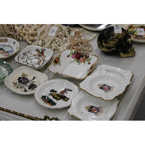 125 - A QUANTITY OF CERAMIC AND CHINA PIN TRAYS TO INCLUDE ROYAL ALBERT 'OLD COUNTRY ROSES', ETC