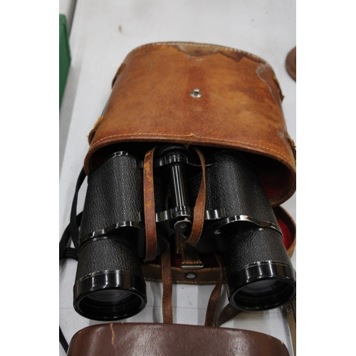 140 - TWO PAIRS OF BINOCULARS IN LEATHER CASES TO INCLUDE CARL ZEISS