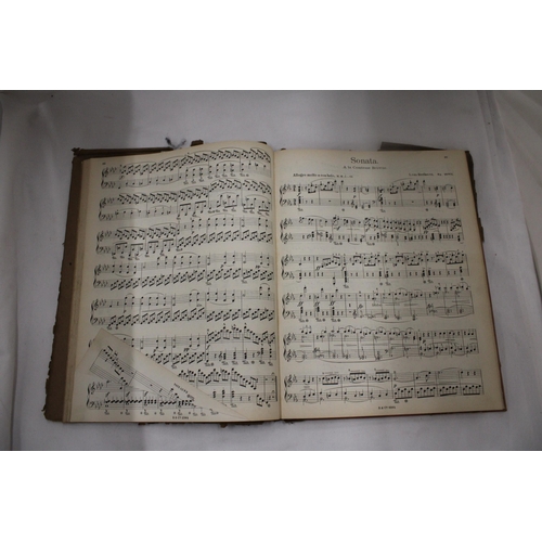 154 - A VINTAGE CLASSICAL MUSICAL BOOK IN GERMAN