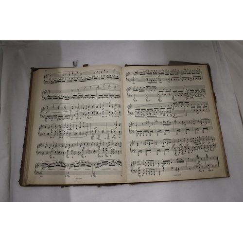 154 - A VINTAGE CLASSICAL MUSICAL BOOK IN GERMAN