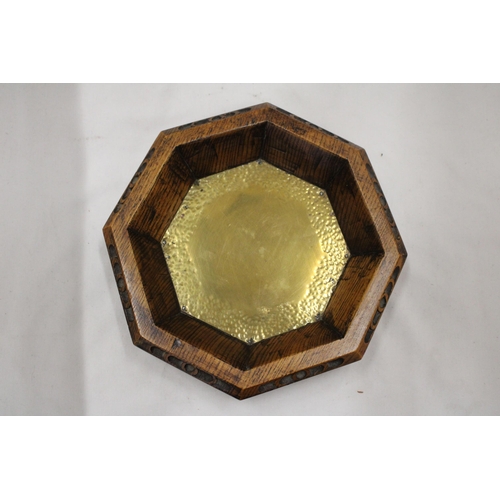 158 - A VICTORIAN WOOD AND BRASS OCTAGONAL OFFERING PLATE, DIAMETER 20CM