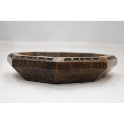 158 - A VICTORIAN WOOD AND BRASS OCTAGONAL OFFERING PLATE, DIAMETER 20CM