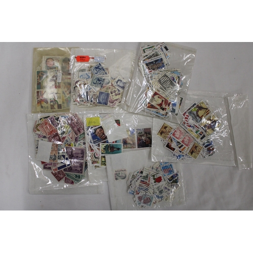 423 - A QUANTITY OF STAMPS FROM THE USA IN PACKETS