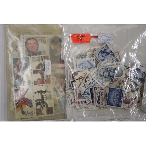 423 - A QUANTITY OF STAMPS FROM THE USA IN PACKETS