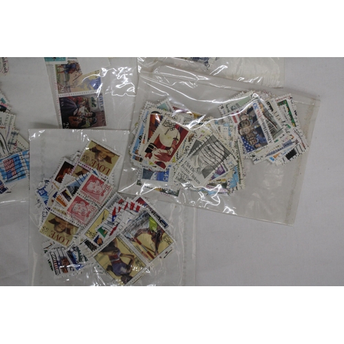 423 - A QUANTITY OF STAMPS FROM THE USA IN PACKETS