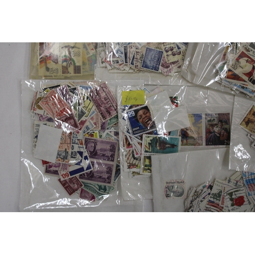 423 - A QUANTITY OF STAMPS FROM THE USA IN PACKETS