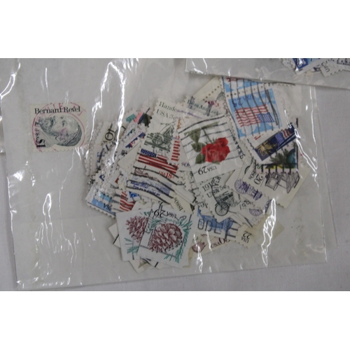 423 - A QUANTITY OF STAMPS FROM THE USA IN PACKETS