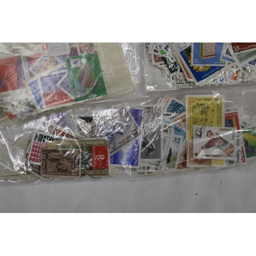 424 - A LARGE COLLECTION OF STAMPS FROM BULGARIA