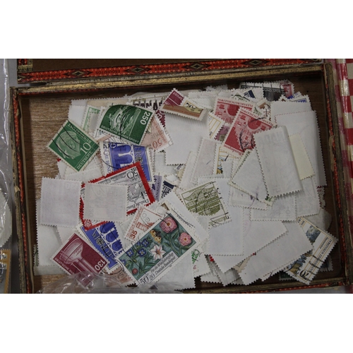 435 - A LARGE QUANTITY OF LOOSE STAMPS FROM AROUND THE WORLD