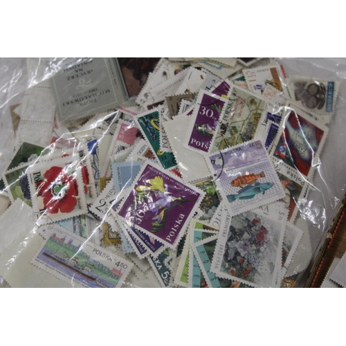 435 - A LARGE QUANTITY OF LOOSE STAMPS FROM AROUND THE WORLD