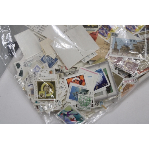 435 - A LARGE QUANTITY OF LOOSE STAMPS FROM AROUND THE WORLD