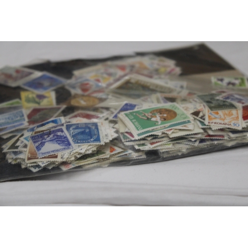 437 - A QUANTITY OF LOOSE STAMPS FROM AROUND THE WORLD