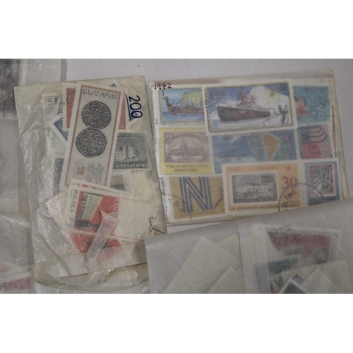 439 - A QUANTITY OF STAMPS IN PACKETS FROM AROUND THE WOR4LD