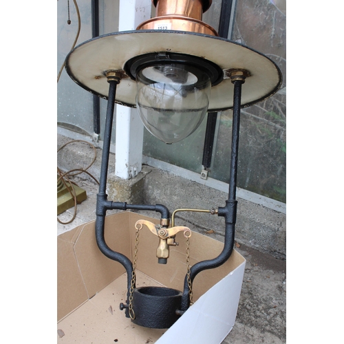 1513 - A LARGE VINTAGE COPPER AND CAST IRON GAS POWERED LAMP POST LIGHT FITTING