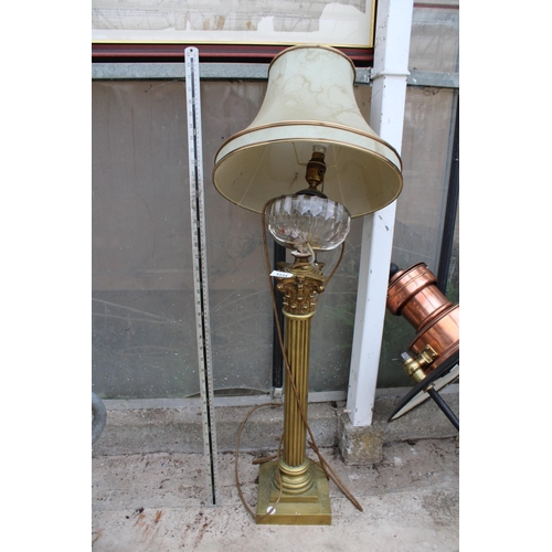 1514 - A VINTAGE HEAVY BRASS TABLE LAMP WITH SHADE (A/F)