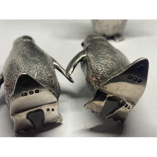 1 - A HALLMARKED LONDON SILVER CRUET SET IN THE FORM OF THREE PENGUINS GROSS WEIGHT 279.3 GRAMS