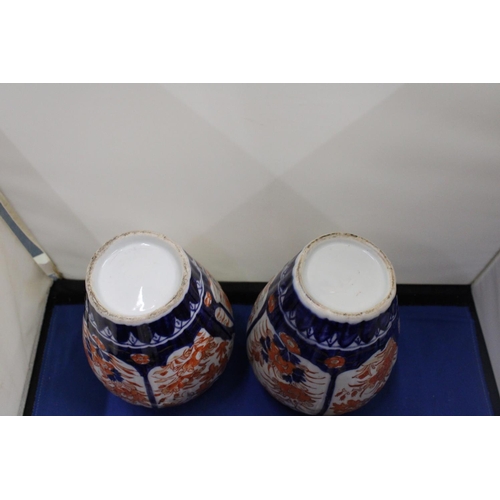 35 - A PAIR OF IMARI LIDDED GINGER JARS