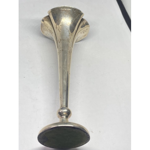 45 - THREE HALLMARKED SILVER ITEMS TO INCLUDE A LONDON WEIGHTED BUD VASE, A CHESTER NAPKIN RING AND A BIR... 