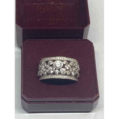 615 - A SILVER DRESS RING IN A PRESENTATION BOX