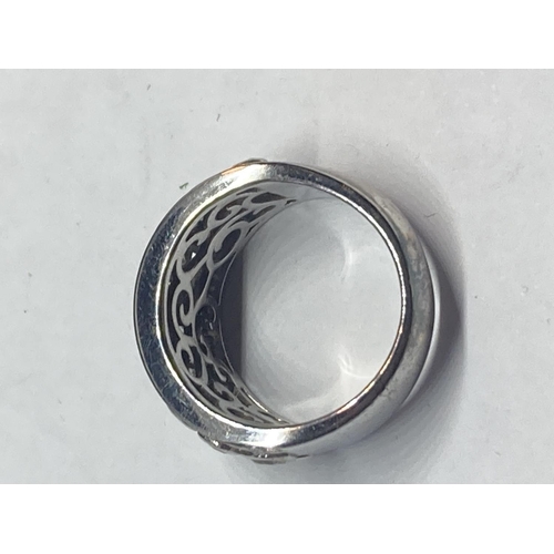 615 - A SILVER DRESS RING IN A PRESENTATION BOX