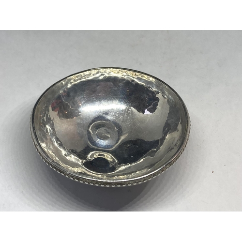 616 - A TESTED TO SILVER DISH ON THREE BUN FEET GROSS WEIGHT 45.6 GRAMS