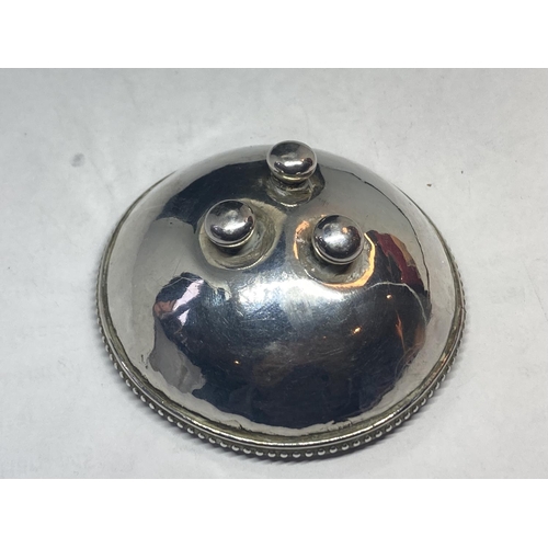 616 - A TESTED TO SILVER DISH ON THREE BUN FEET GROSS WEIGHT 45.6 GRAMS