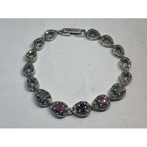 620 - A SILVER AND AGATE BRACELET