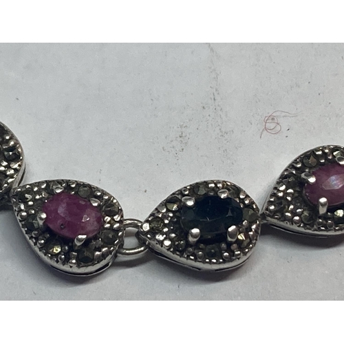 620 - A SILVER AND AGATE BRACELET